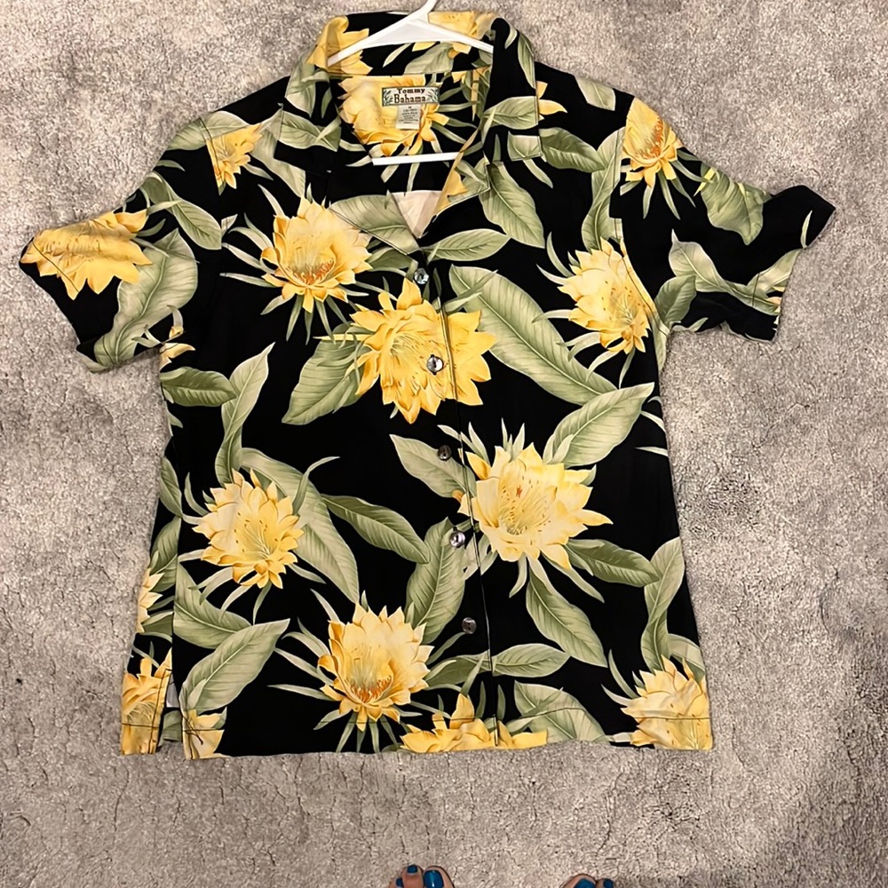 Women’s Tommy Bahama shirt Medium